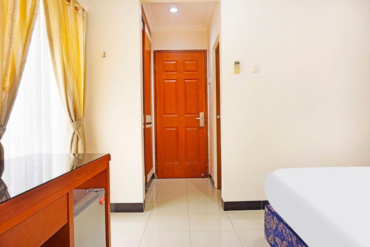 Collection O 91380 Golden Mansion Hotel Jakarta Exterior photo